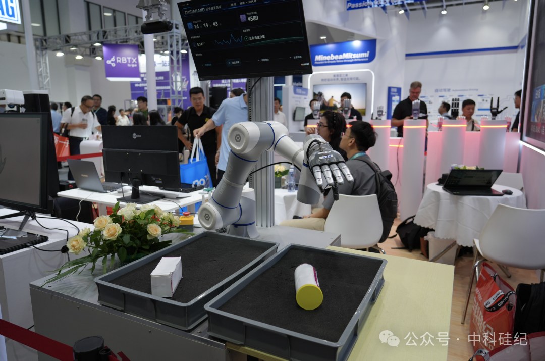 CasiaHand on a cobot arm over two bins, with a livestream dashboard showing grasp counts