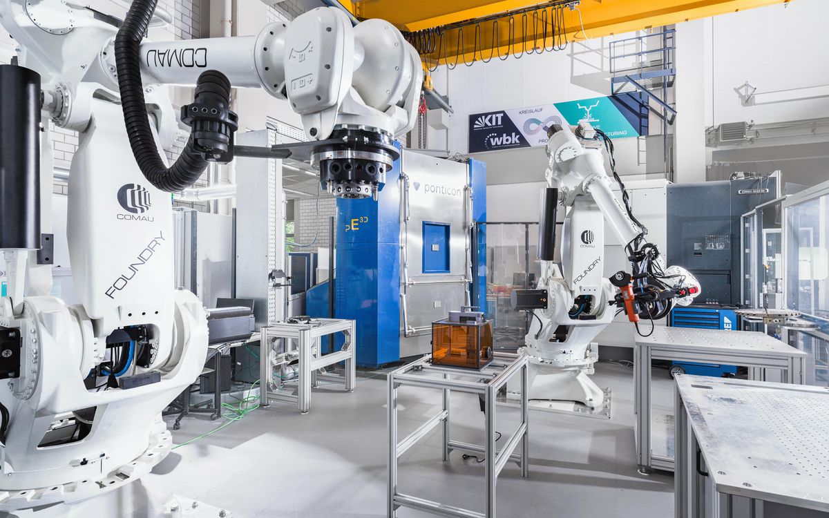 Two Comau industrial arms in the KIT wbk lab