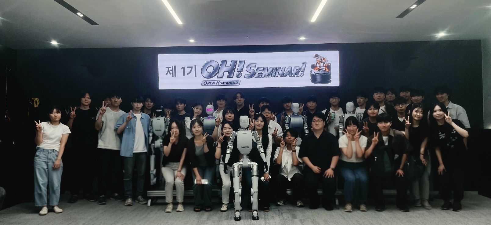 OH! Seminar group photo with students, staff, and several AI Sapiens K1 humanoids
