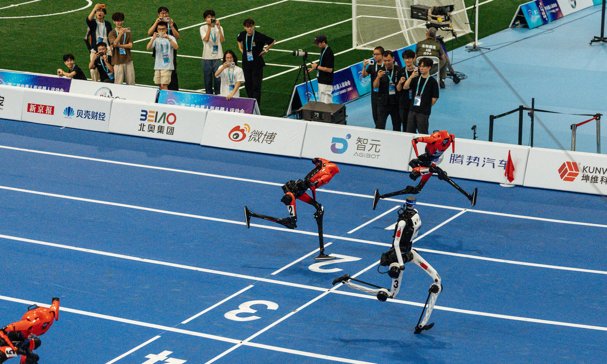 Red Honor Lightning and white Tiangong humanoids mid-stride on numbered lanes